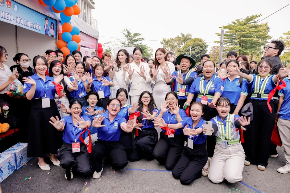 Ca sĩ Lưu Hiền Trinh, quán quân Ngọc Ánh, Duyên Quỳnh hát trước 5.000 người Ca sĩ Lưu Hiền Trinh, quán quân Ngọc Ánh, Duyên Quỳnh hát trước 5.000 người