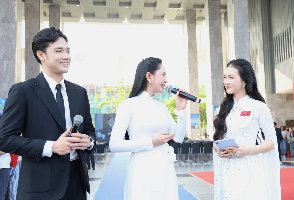 Ca sĩ Lưu Hiền Trinh, quán quân Ngọc Ánh, Duyên Quỳnh hát trước 5.000 người Ca sĩ Lưu Hiền Trinh, quán quân Ngọc Ánh, Duyên Quỳnh hát trước 5.000 người