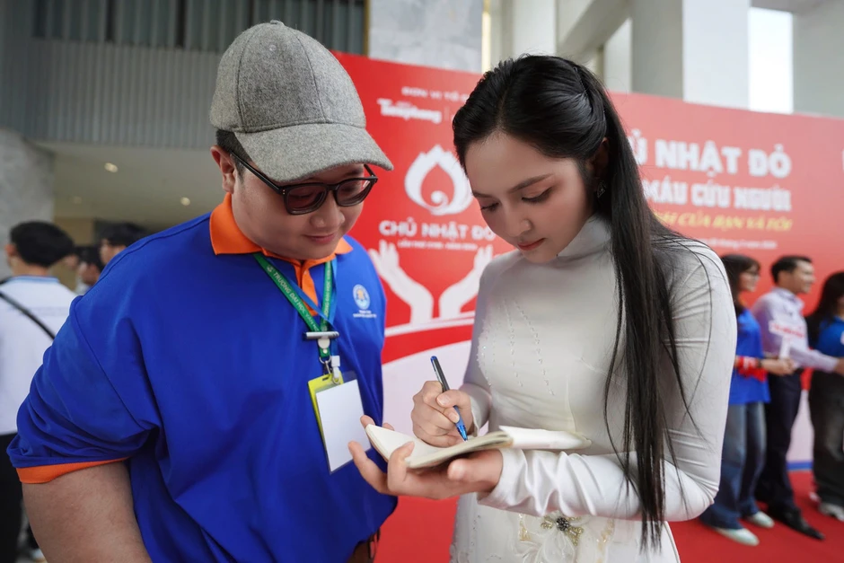Ca sĩ Lưu Hiền Trinh, quán quân Ngọc Ánh, Duyên Quỳnh hát trước 5.000 người Ca sĩ Lưu Hiền Trinh, quán quân Ngọc Ánh, Duyên Quỳnh hát trước 5.000 người