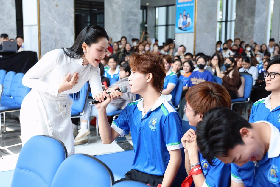 Ca sĩ Lưu Hiền Trinh, quán quân Ngọc Ánh, Duyên Quỳnh hát trước 5.000 người Ca sĩ Lưu Hiền Trinh, quán quân Ngọc Ánh, Duyên Quỳnh hát trước 5.000 người