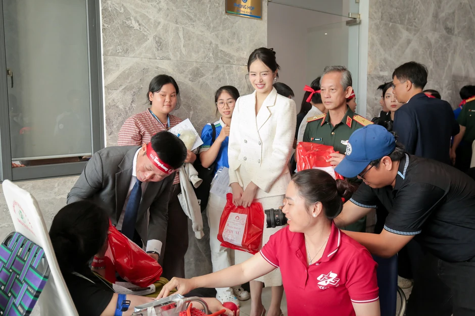Ca sĩ Lưu Hiền Trinh, quán quân Ngọc Ánh, Duyên Quỳnh hát trước 5.000 người Ca sĩ Lưu Hiền Trinh, quán quân Ngọc Ánh, Duyên Quỳnh hát trước 5.000 người