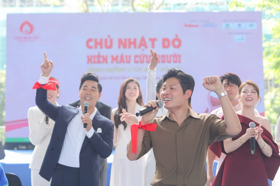 Ca sĩ Lưu Hiền Trinh, quán quân Ngọc Ánh, Duyên Quỳnh hát trước 5.000 người Ca sĩ Lưu Hiền Trinh, quán quân Ngọc Ánh, Duyên Quỳnh hát trước 5.000 người