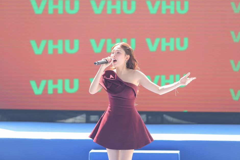 Ca sĩ Lưu Hiền Trinh, quán quân Ngọc Ánh, Duyên Quỳnh hát trước 5.000 người Ca sĩ Lưu Hiền Trinh, quán quân Ngọc Ánh, Duyên Quỳnh hát trước 5.000 người
