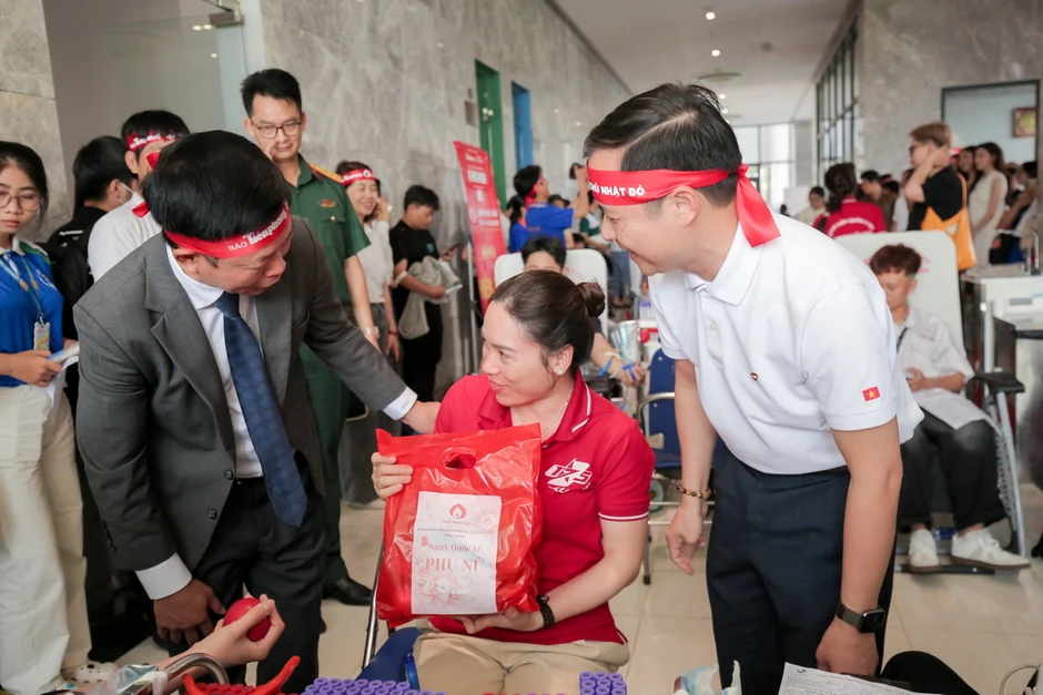 Ca sĩ Lưu Hiền Trinh, quán quân Ngọc Ánh, Duyên Quỳnh hát trước 5.000 người Ca sĩ Lưu Hiền Trinh, quán quân Ngọc Ánh, Duyên Quỳnh hát trước 5.000 người