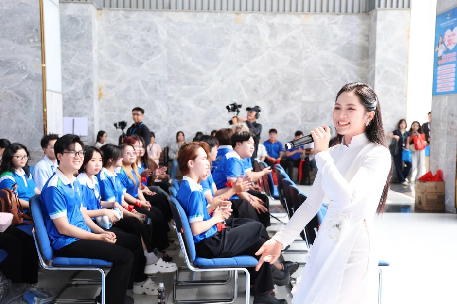 Ca sĩ Lưu Hiền Trinh, quán quân Ngọc Ánh, Duyên Quỳnh hát trước 5.000 người Ca sĩ Lưu Hiền Trinh, quán quân Ngọc Ánh, Duyên Quỳnh hát trước 5.000 người