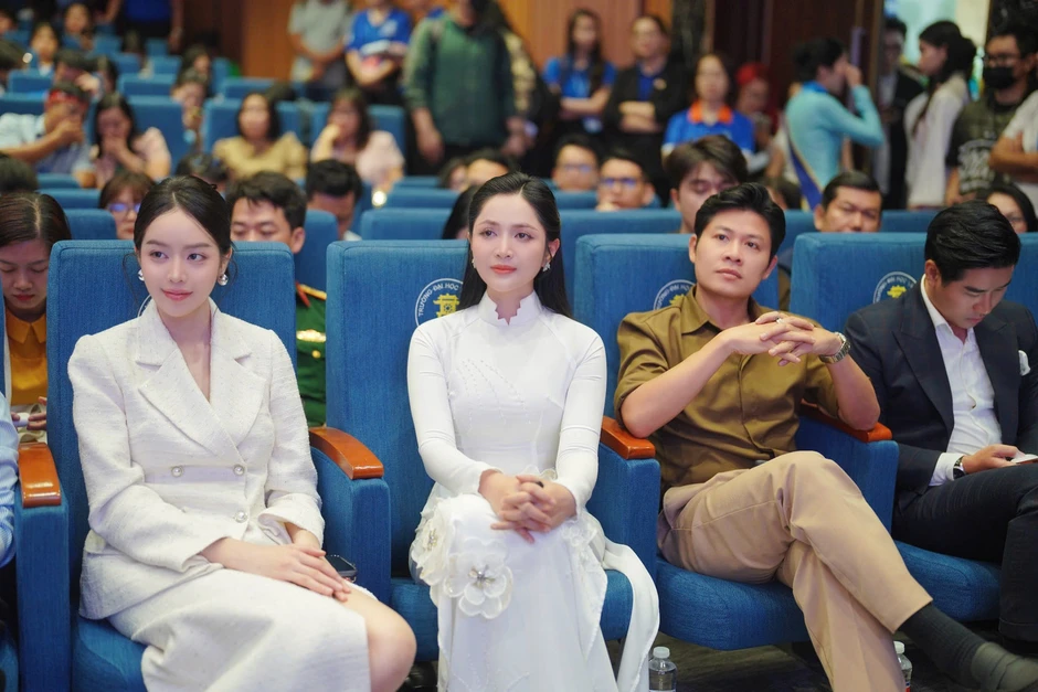 Ca sĩ Lưu Hiền Trinh, quán quân Ngọc Ánh, Duyên Quỳnh hát trước 5.000 người Ca sĩ Lưu Hiền Trinh, quán quân Ngọc Ánh, Duyên Quỳnh hát trước 5.000 người
