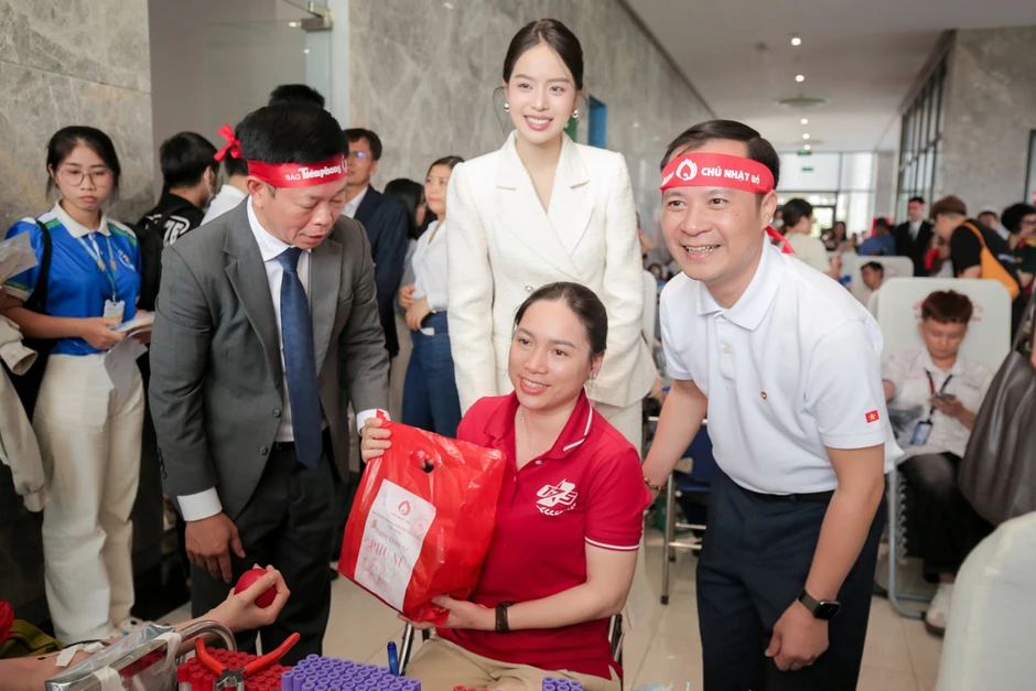 Ca sĩ Lưu Hiền Trinh, quán quân Ngọc Ánh, Duyên Quỳnh hát trước 5.000 người Ca sĩ Lưu Hiền Trinh, quán quân Ngọc Ánh, Duyên Quỳnh hát trước 5.000 người