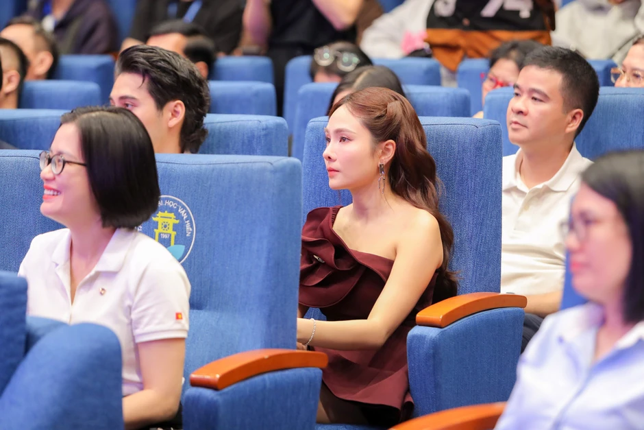 Ca sĩ Lưu Hiền Trinh, quán quân Ngọc Ánh, Duyên Quỳnh hát trước 5.000 người Ca sĩ Lưu Hiền Trinh, quán quân Ngọc Ánh, Duyên Quỳnh hát trước 5.000 người