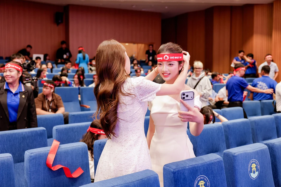 Ca sĩ Lưu Hiền Trinh, quán quân Ngọc Ánh, Duyên Quỳnh hát trước 5.000 người Ca sĩ Lưu Hiền Trinh, quán quân Ngọc Ánh, Duyên Quỳnh hát trước 5.000 người
