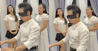 Ca sĩ Ngọc Sơn 'bịt mắt đệm đàn'