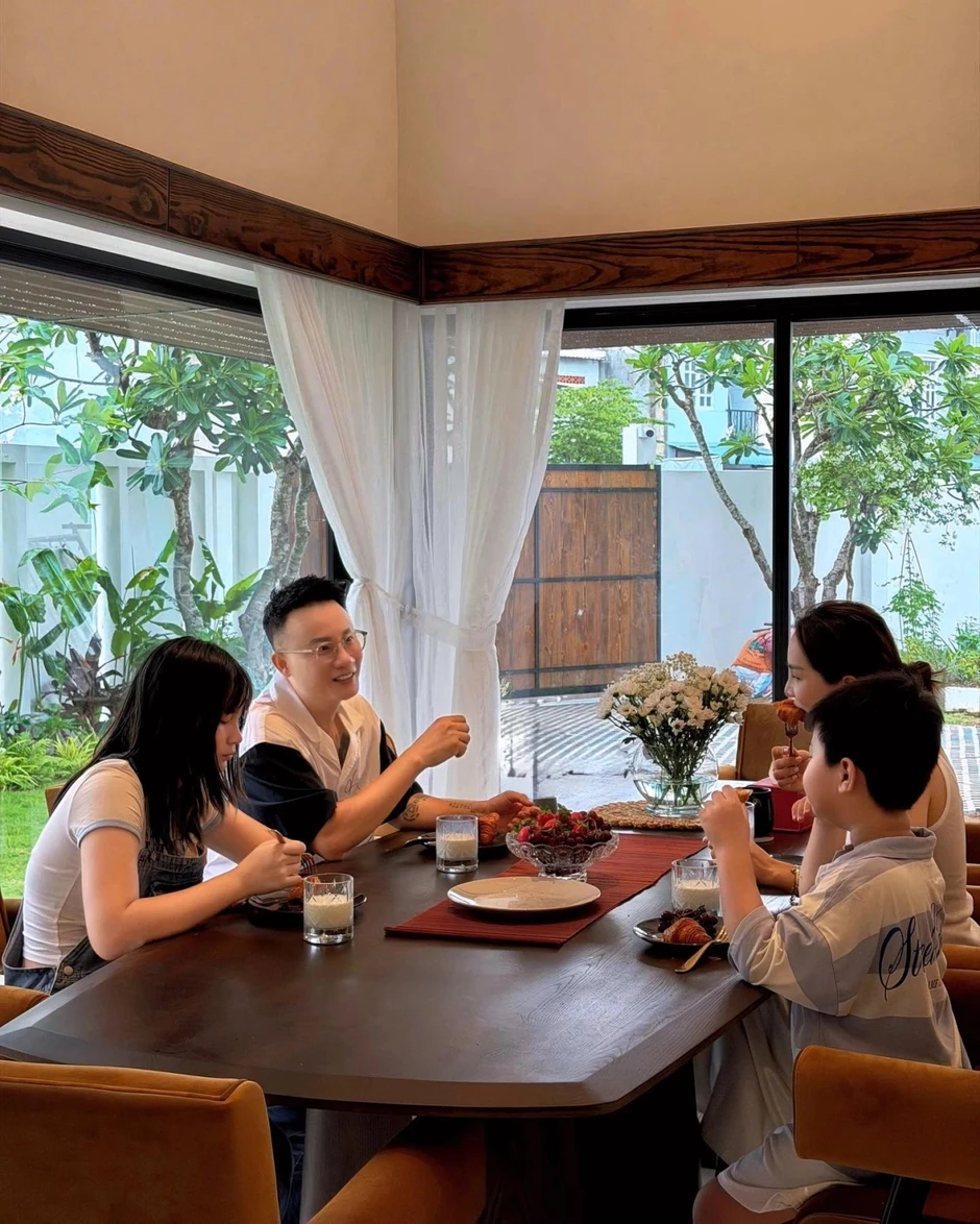 Ca sĩ quê Ninh Bình cưới con gái đại gia miền Tây: Xây biệt thự 500m² đẹp như resort, vợ vẫn chê 5 thứ Ca sĩ quê Ninh Bình cưới con gái đại gia miền Tây: Xây biệt thự 500m² đẹp như resort, vợ vẫn chê 5 thứ