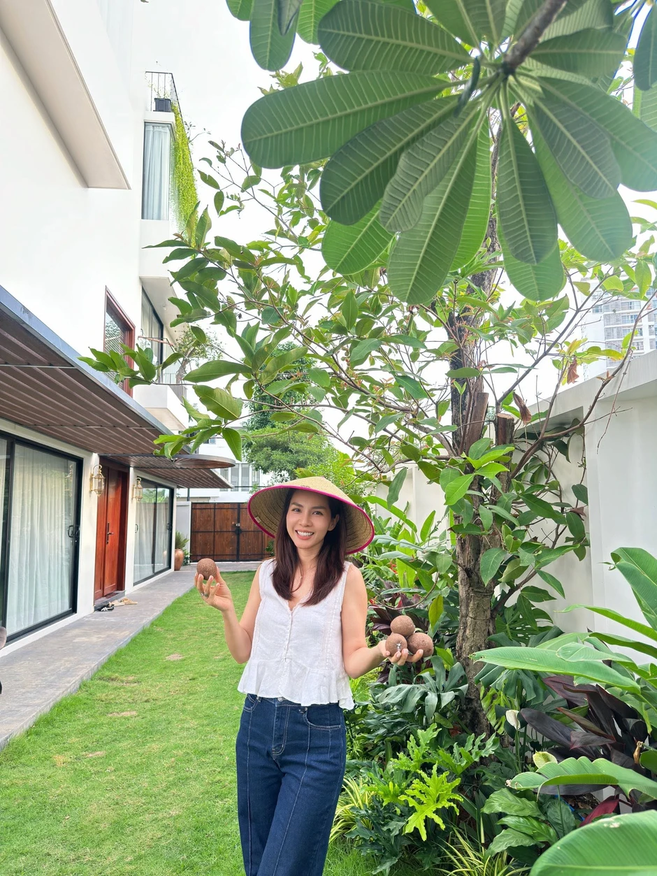 Ca sĩ quê Ninh Bình cưới con gái đại gia miền Tây: Xây biệt thự 500m² đẹp như resort, vợ vẫn chê 5 thứ Ca sĩ quê Ninh Bình cưới con gái đại gia miền Tây: Xây biệt thự 500m² đẹp như resort, vợ vẫn chê 5 thứ