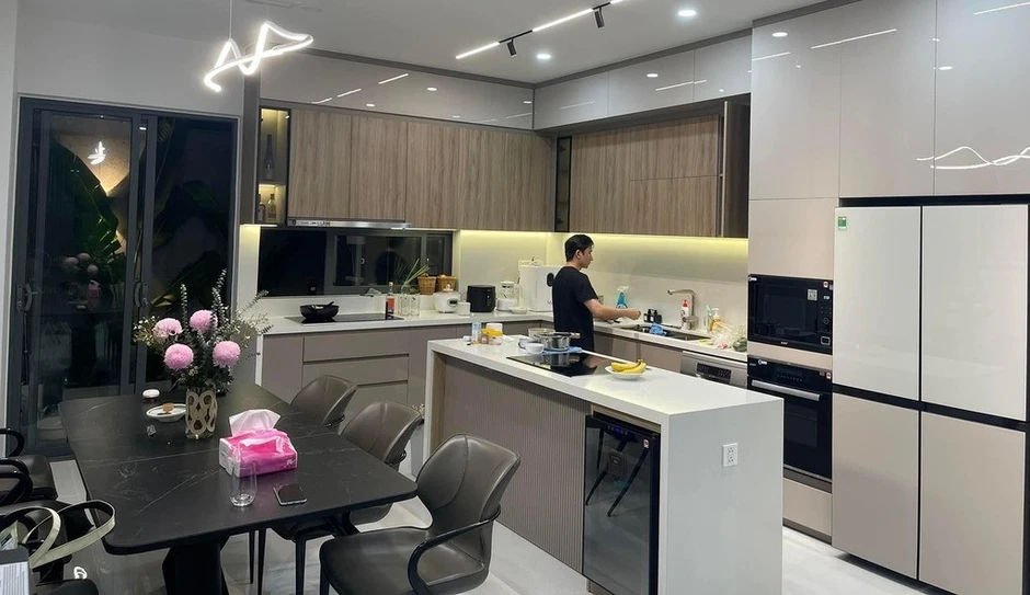 Ca sĩ SN 1990 bỏ phố về quê: Rời chung cư cao tầng để ở biệt thự mặt đất, nằm gần biển Nha Trang Ca sĩ SN 1990 bỏ phố về quê: Rời chung cư cao tầng để ở biệt thự mặt đất, nằm gần biển Nha Trang