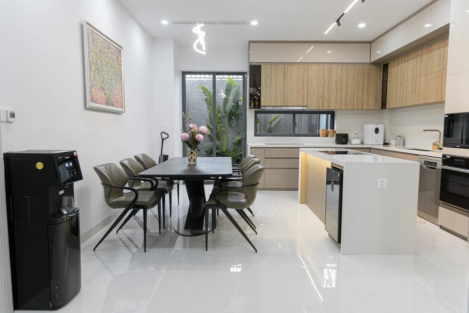 Ca sĩ SN 1990 bỏ phố về quê: Rời chung cư cao tầng để ở biệt thự mặt đất, nằm gần biển Nha Trang Ca sĩ SN 1990 bỏ phố về quê: Rời chung cư cao tầng để ở biệt thự mặt đất, nằm gần biển Nha Trang