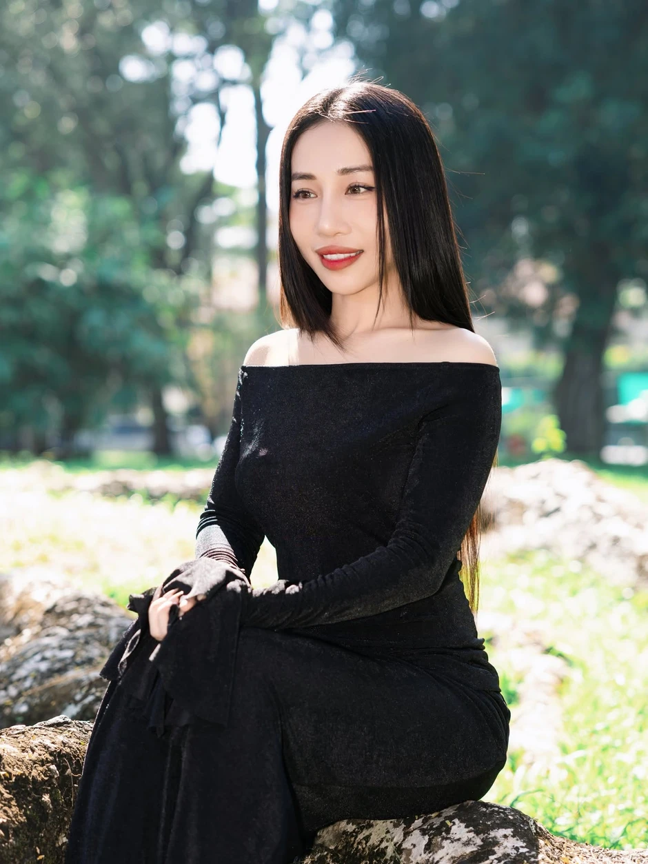 Ca sĩ Việt cao 1m47 làm mẹ đơn thân: U40 sắc vóc bốc lửa, đi hát 14 năm có 2 bản hit Ca sĩ Việt cao 1m47 làm mẹ đơn thân: U40 sắc vóc bốc lửa, đi hát 14 năm có 2 bản hit