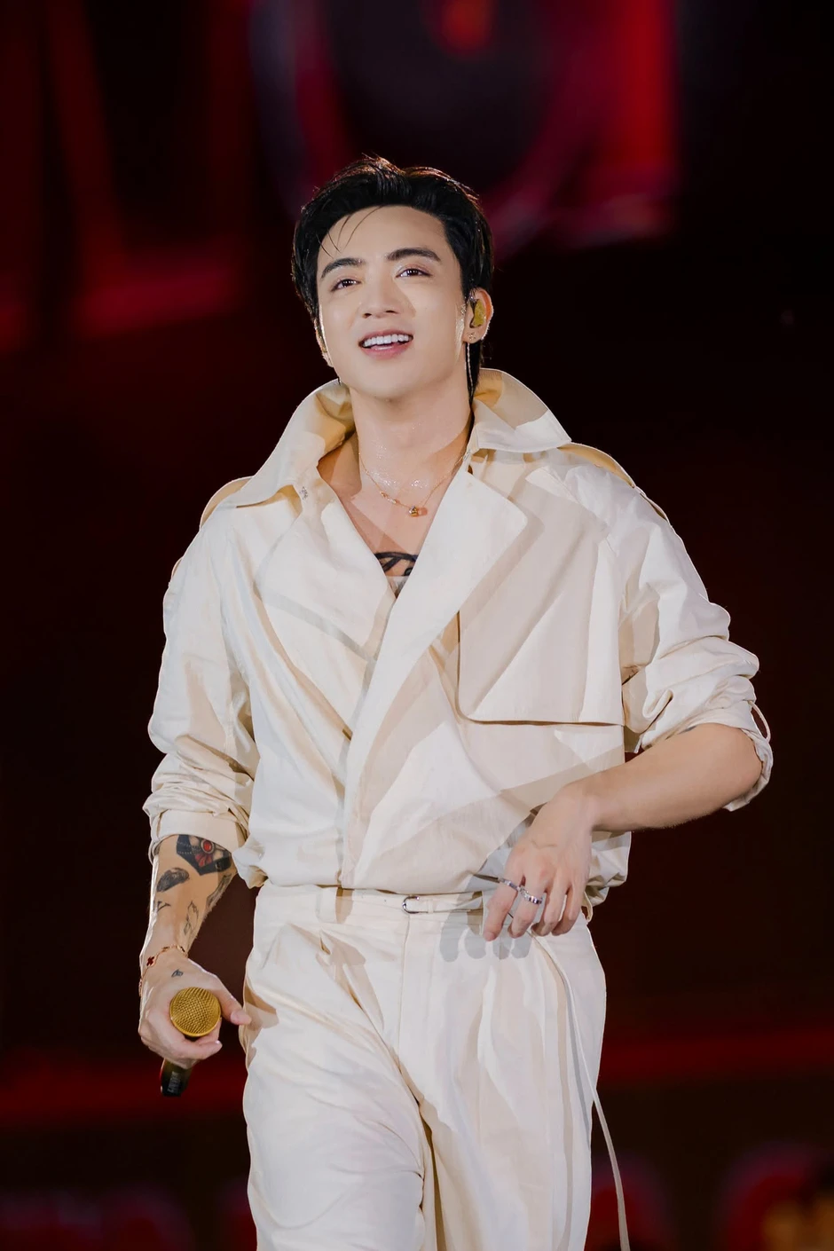 Ca sĩ Việt hát 5 bài nhận 2 tỷ đồng: 5 tuổi đã đi diễn quốc tế, doanh thu phim concert cao nhất mọi thời đại Ca sĩ Việt hát 5 bài nhận 2 tỷ đồng: 5 tuổi đã đi diễn quốc tế, doanh thu phim concert cao nhất mọi thời đại