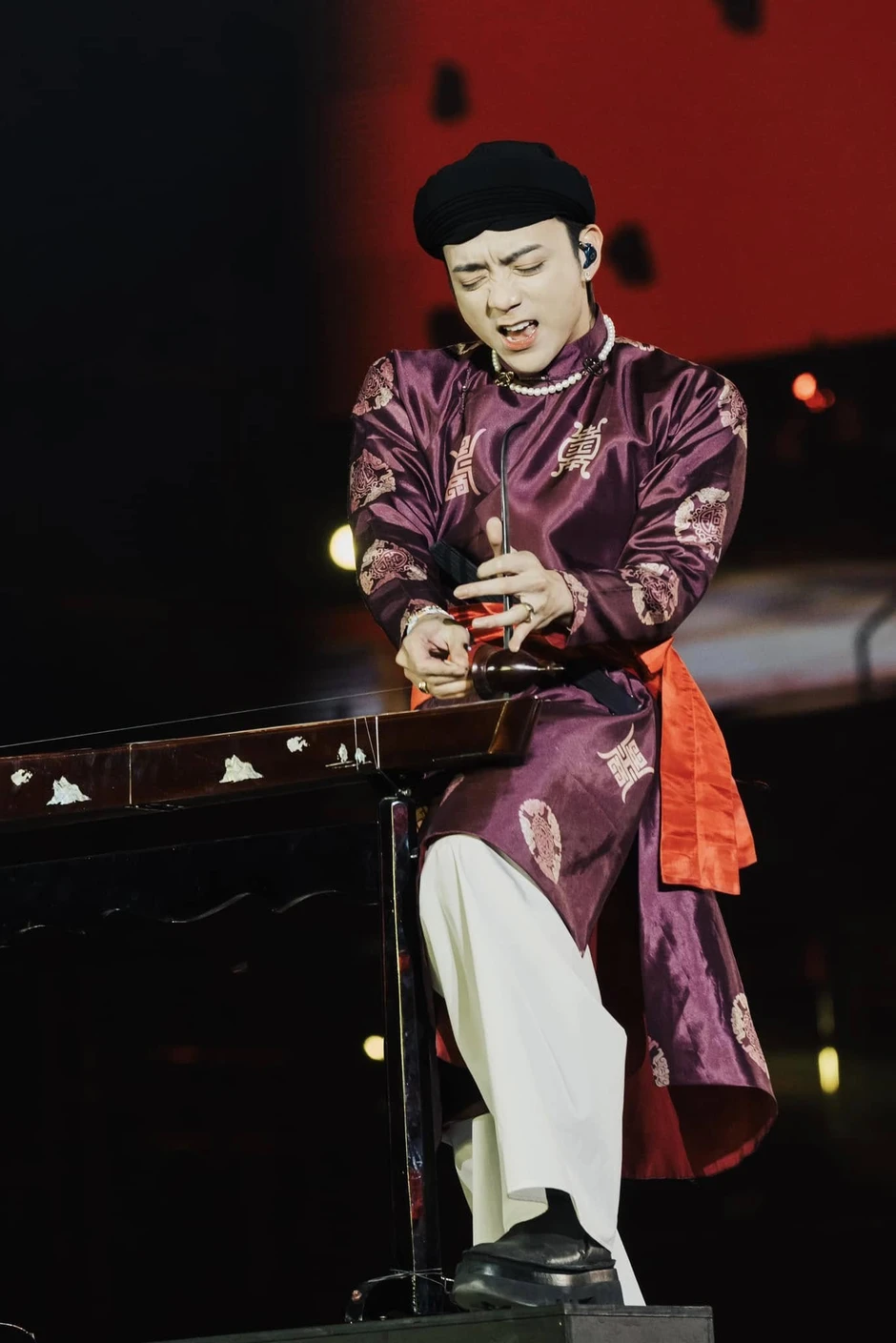 Ca sĩ Việt hát 5 bài nhận 2 tỷ đồng: 5 tuổi đã đi diễn quốc tế, doanh thu phim concert cao nhất mọi thời đại Ca sĩ Việt hát 5 bài nhận 2 tỷ đồng: 5 tuổi đã đi diễn quốc tế, doanh thu phim concert cao nhất mọi thời đại