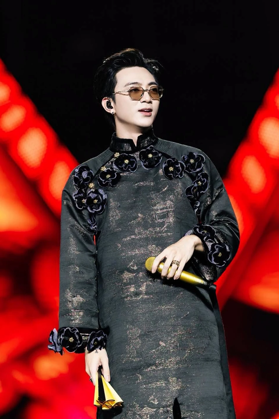 Ca sĩ Việt hát 5 bài nhận 2 tỷ đồng: 5 tuổi đã đi diễn quốc tế, doanh thu phim concert cao nhất mọi thời đại Ca sĩ Việt hát 5 bài nhận 2 tỷ đồng: 5 tuổi đã đi diễn quốc tế, doanh thu phim concert cao nhất mọi thời đại