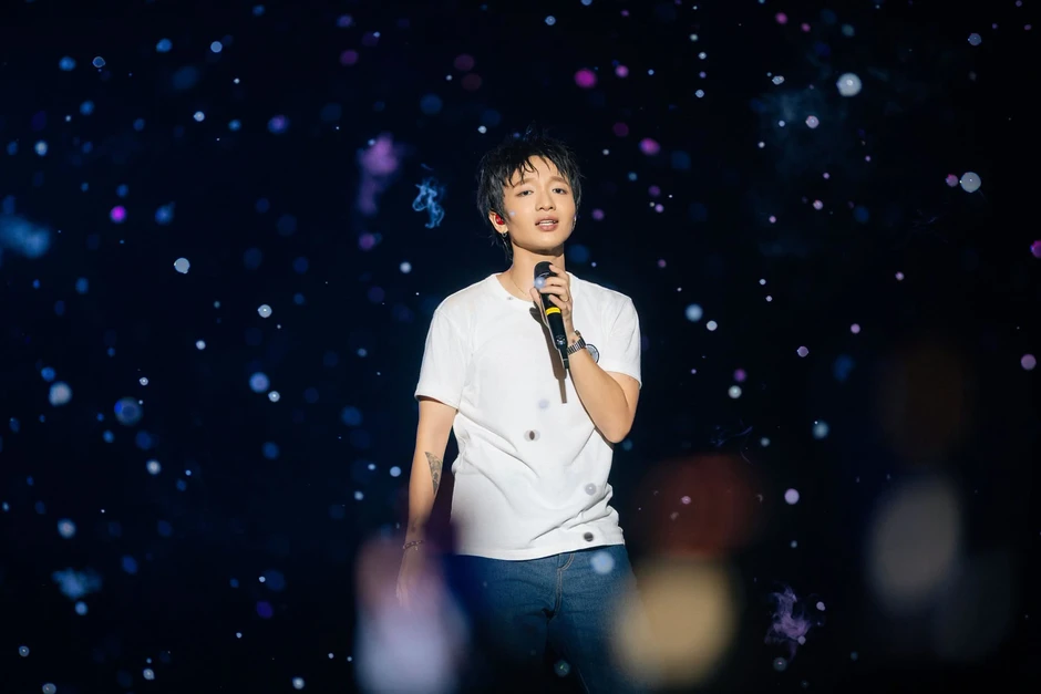 Ca sĩ Việt là con trai Phó Giáo sư - Tiến sĩ Giáo dục học: Đụng tay ra hit, làm show nào cháy vé show đấy