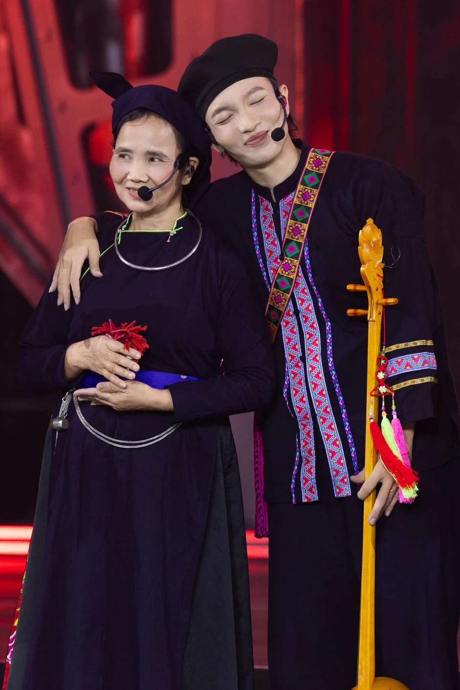 Ca sĩ Việt là con trai Phó Giáo sư - Tiến sĩ Giáo dục học: Đụng tay ra hit, làm show nào cháy vé show đấy