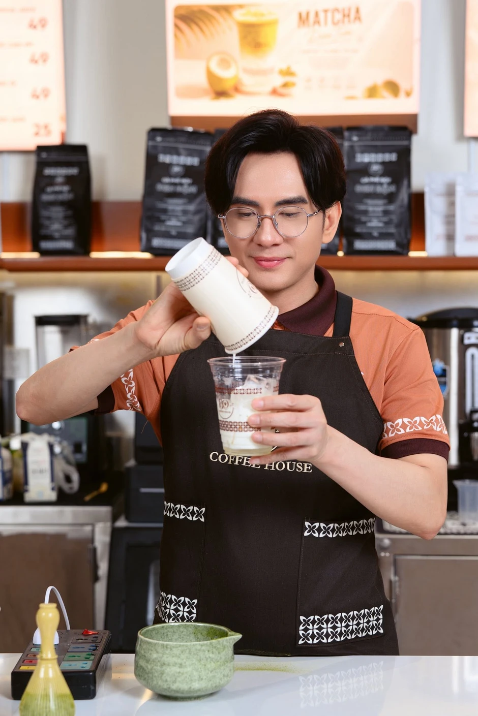 Ca sĩ Việt nổi tiếng gần 3 thập kỷ, nhận cát-xê 10 cây vàng: Ở tuổi 50 đi bán cà phê Ca sĩ Việt nổi tiếng gần 3 thập kỷ, nhận cát-xê 10 cây vàng: Ở tuổi 50 đi bán cà phê