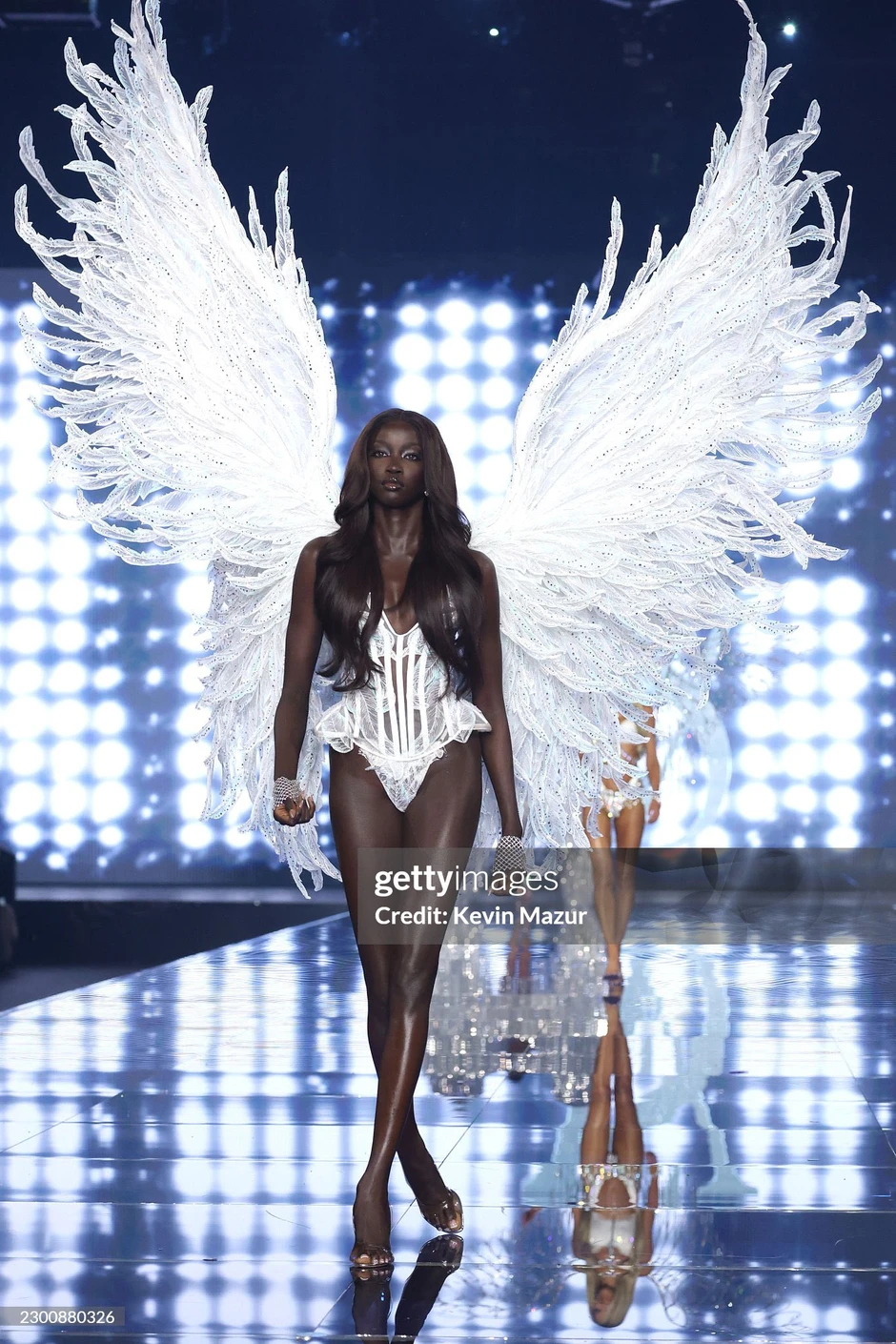 Cả thế giới đang choáng ngợp trước thiên thần Victoria's Secret này: "Viên ngọc đen" đẹp như AI lập trình, đổi đời ngoạn mục nhờ 1 bức ảnh