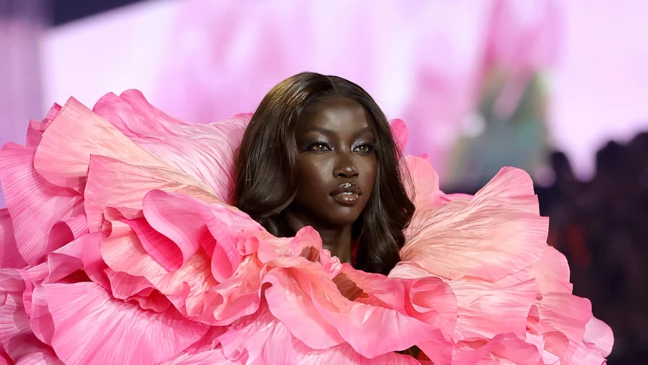 Cả thế giới đang choáng ngợp trước thiên thần Victoria's Secret này: "Viên ngọc đen" đẹp như AI lập trình, đổi đời ngoạn mục nhờ 1 bức ảnh