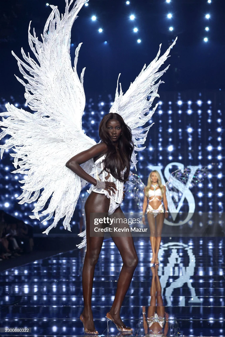 Cả thế giới đang choáng ngợp trước thiên thần Victoria's Secret này: "Viên ngọc đen" đẹp như AI lập trình, đổi đời ngoạn mục nhờ 1 bức ảnh