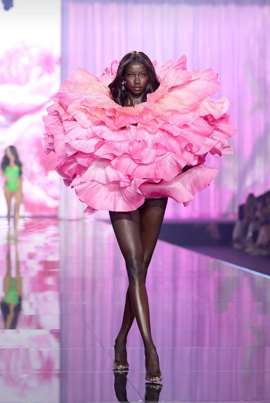 Cả thế giới đang choáng ngợp trước thiên thần Victoria's Secret này: "Viên ngọc đen" đẹp như AI lập trình, đổi đời ngoạn mục nhờ 1 bức ảnh