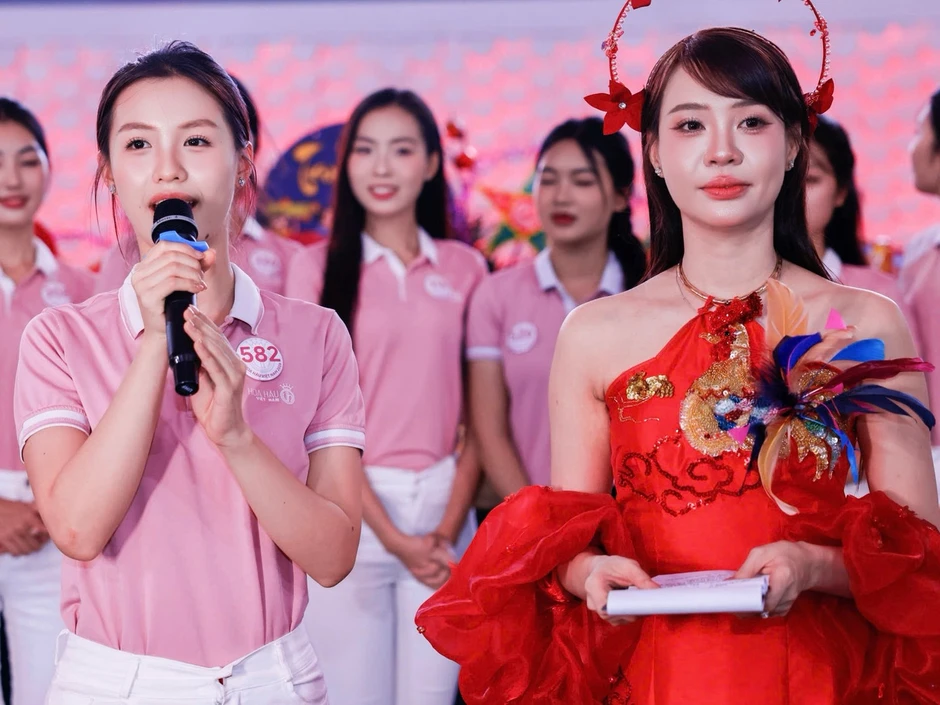 Các cô gái Hoa hậu Việt Nam đón Trung thu ở Vân Đồn