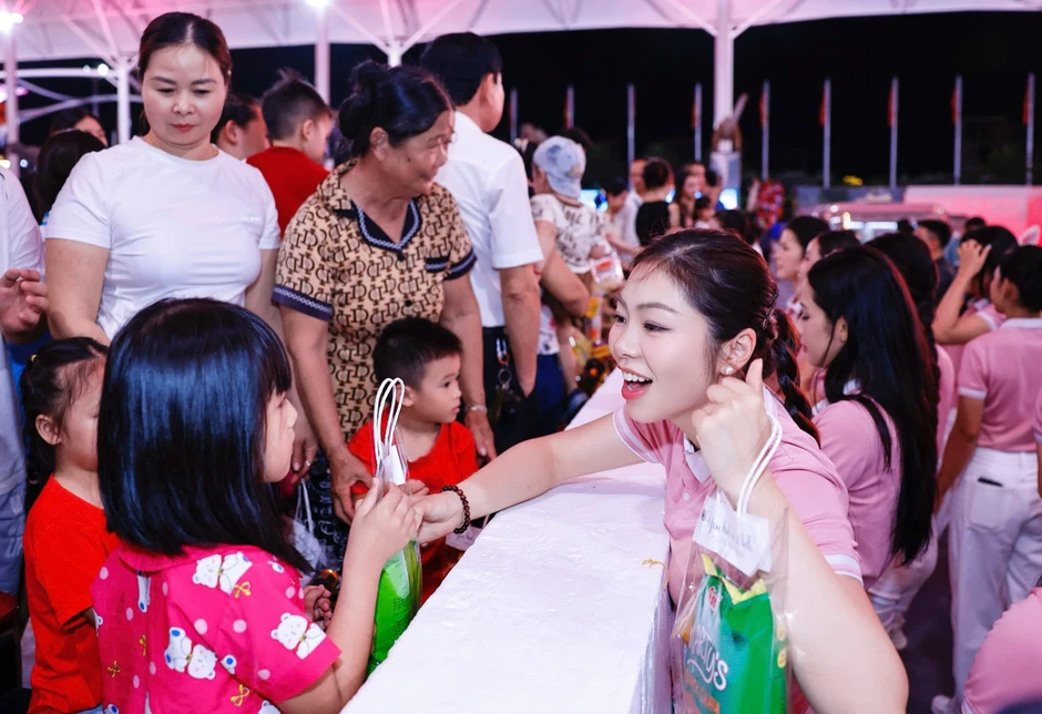 Các cô gái Hoa hậu Việt Nam đón Trung thu ở Vân Đồn