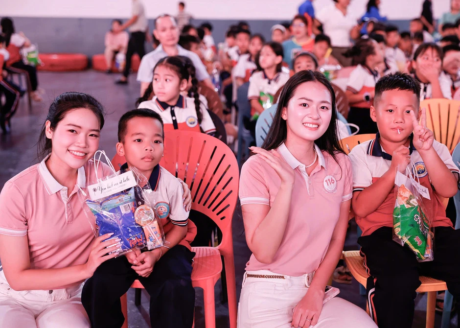 Các cô gái Hoa hậu Việt Nam đón Trung thu ở Vân Đồn