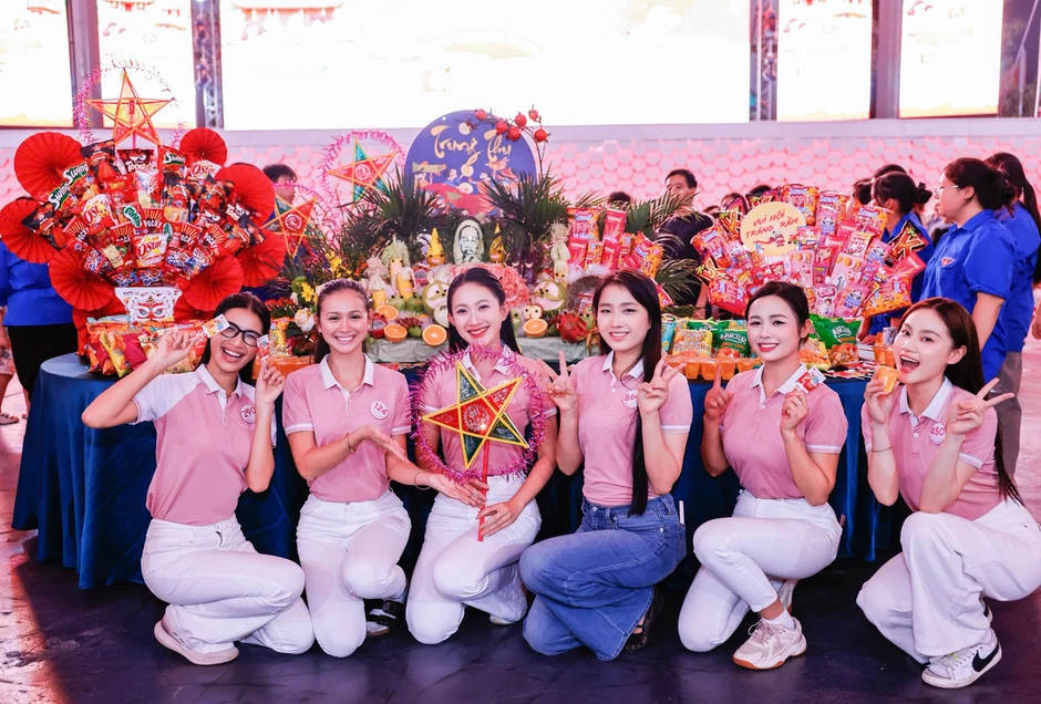 Các cô gái Hoa hậu Việt Nam đón Trung thu ở Vân Đồn