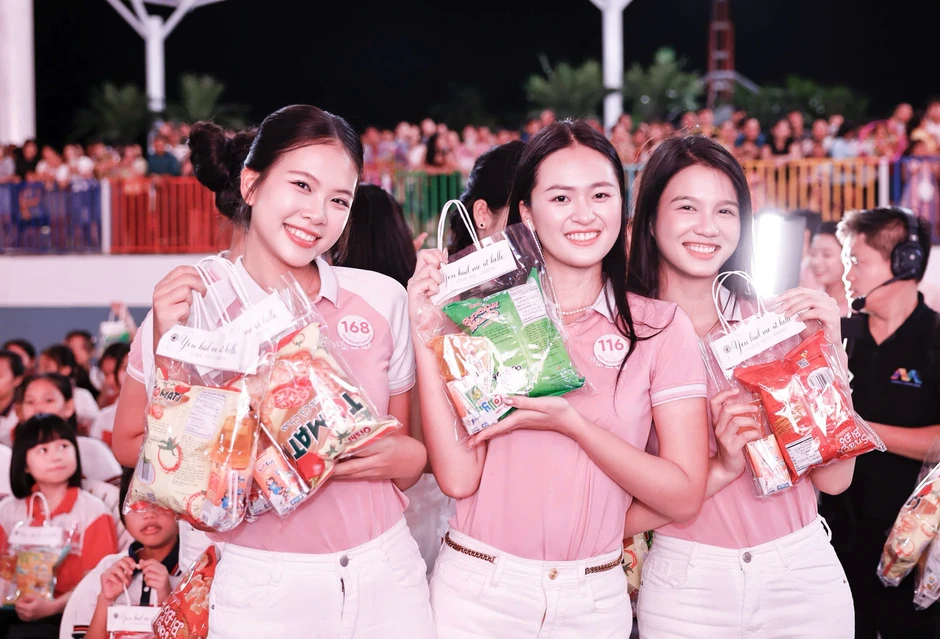 Các cô gái Hoa hậu Việt Nam đón Trung thu ở Vân Đồn