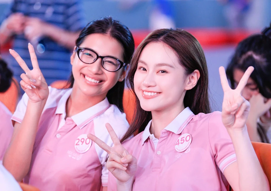 Các cô gái Hoa hậu Việt Nam đón Trung thu ở Vân Đồn