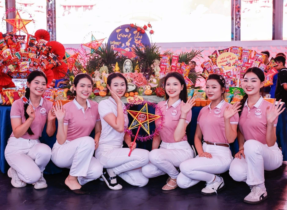 Các cô gái Hoa hậu Việt Nam đón Trung thu ở Vân Đồn
