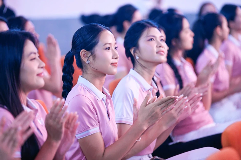 Các cô gái Hoa hậu Việt Nam đón Trung thu ở Vân Đồn
