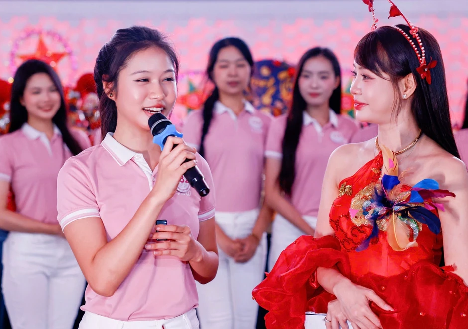 Các cô gái Hoa hậu Việt Nam đón Trung thu ở Vân Đồn