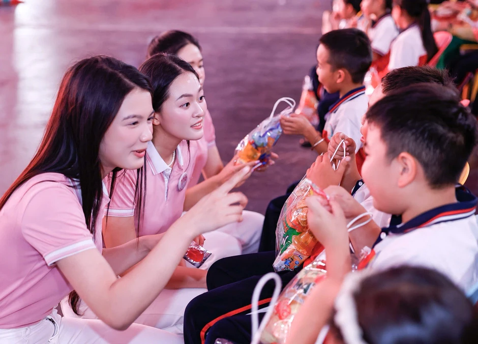 Các cô gái Hoa hậu Việt Nam đón Trung thu ở Vân Đồn