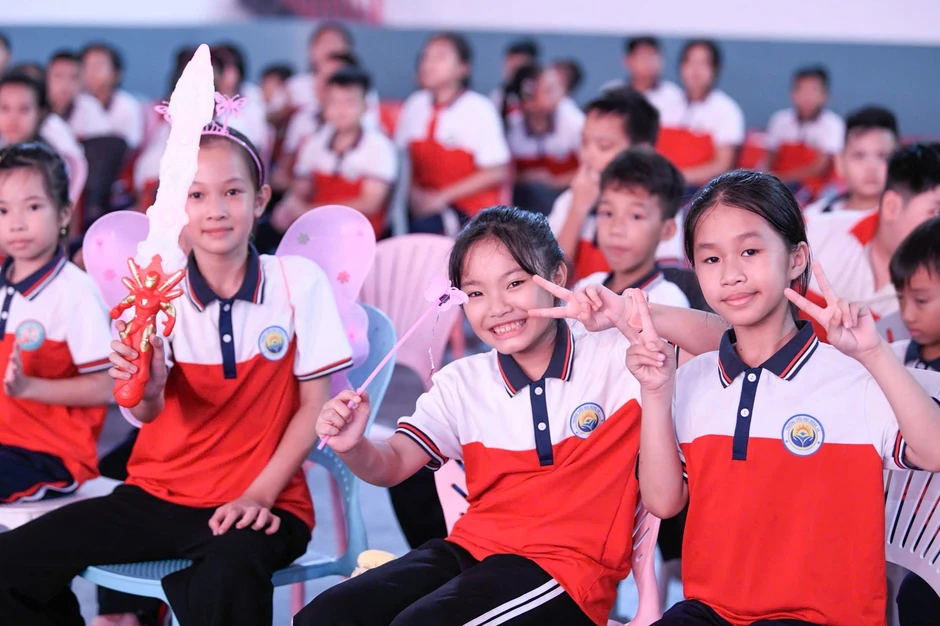 Các cô gái Hoa hậu Việt Nam đón Trung thu ở Vân Đồn