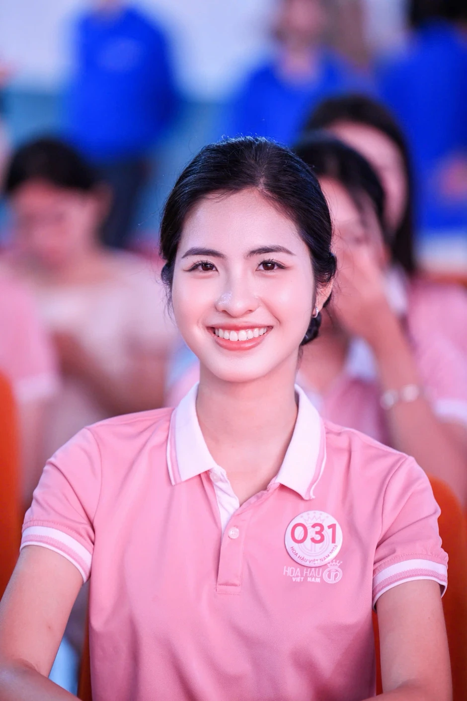 Các cô gái Hoa hậu Việt Nam đón Trung thu ở Vân Đồn