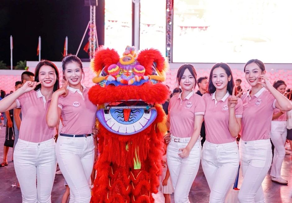 Các cô gái Hoa hậu Việt Nam đón Trung thu ở Vân Đồn