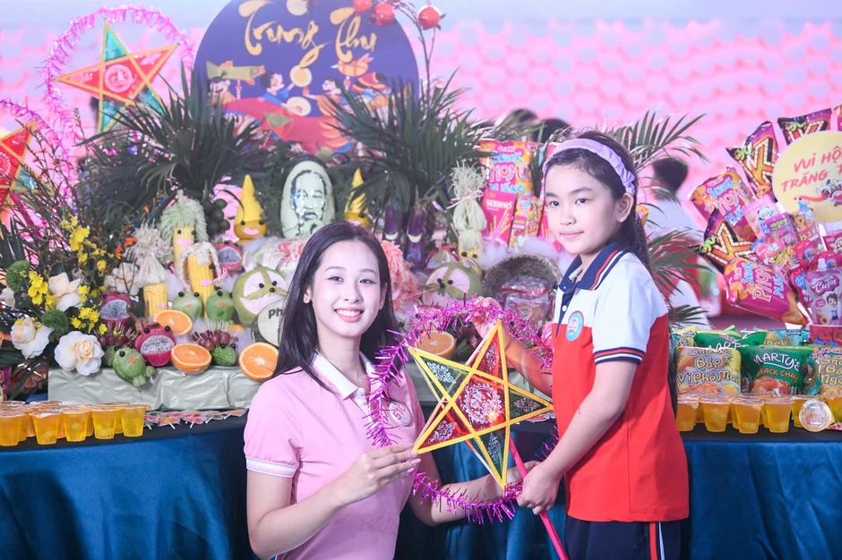 Các cô gái Hoa hậu Việt Nam đón Trung thu ở Vân Đồn