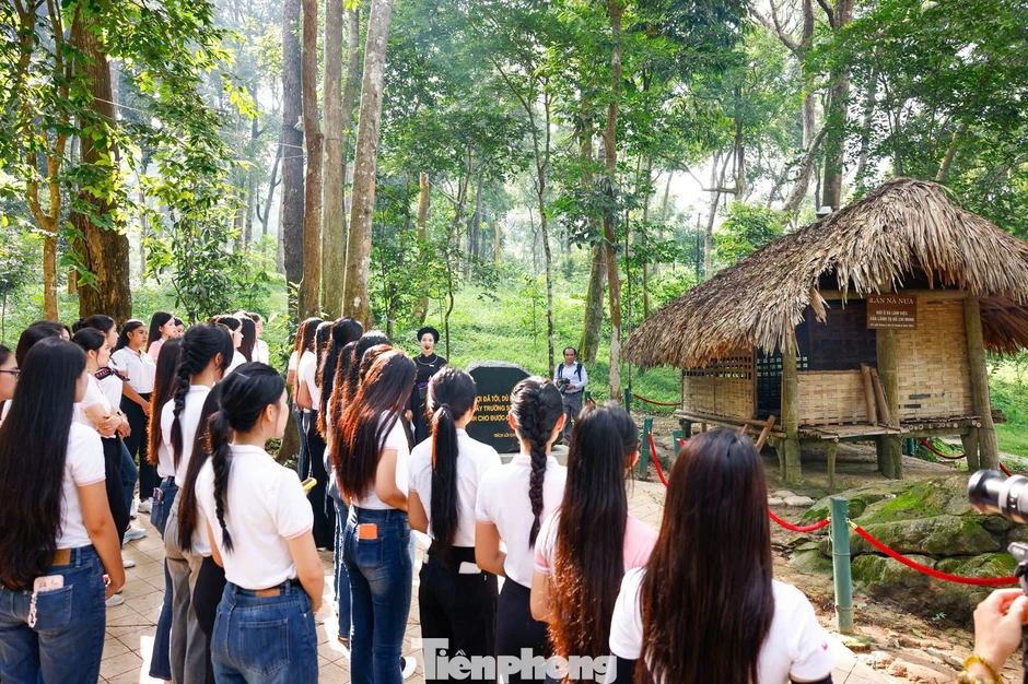 Các cô gái Hoa hậu Việt Nam nghe chuyện xưa dưới bóng đa Tân Trào Các cô gái Hoa hậu Việt Nam nghe chuyện xưa dưới bóng đa Tân Trào