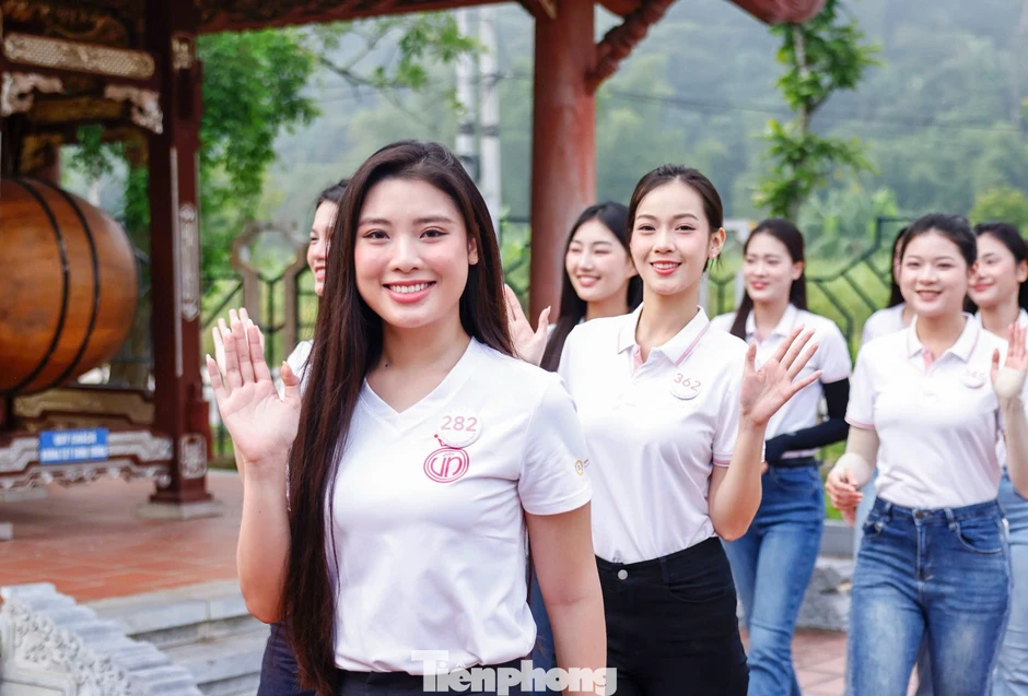 Các cô gái Hoa hậu Việt Nam nghe chuyện xưa dưới bóng đa Tân Trào Các cô gái Hoa hậu Việt Nam nghe chuyện xưa dưới bóng đa Tân Trào