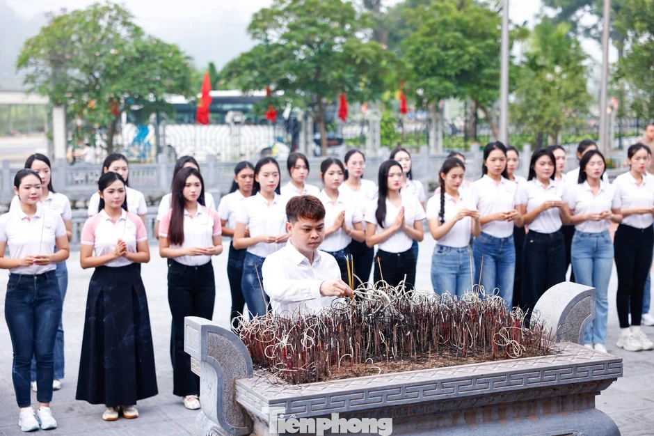 Các cô gái Hoa hậu Việt Nam nghe chuyện xưa dưới bóng đa Tân Trào Các cô gái Hoa hậu Việt Nam nghe chuyện xưa dưới bóng đa Tân Trào