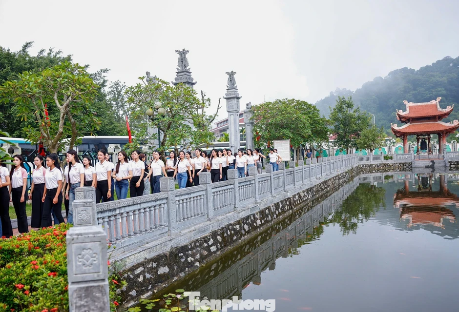 Các cô gái Hoa hậu Việt Nam nghe chuyện xưa dưới bóng đa Tân Trào Các cô gái Hoa hậu Việt Nam nghe chuyện xưa dưới bóng đa Tân Trào