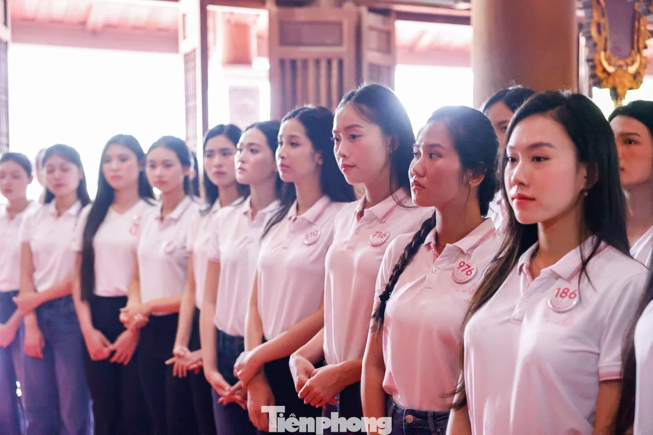 Các cô gái Hoa hậu Việt Nam nghe chuyện xưa dưới bóng đa Tân Trào Các cô gái Hoa hậu Việt Nam nghe chuyện xưa dưới bóng đa Tân Trào