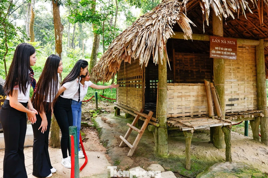 Các cô gái Hoa hậu Việt Nam nghe chuyện xưa dưới bóng đa Tân Trào Các cô gái Hoa hậu Việt Nam nghe chuyện xưa dưới bóng đa Tân Trào