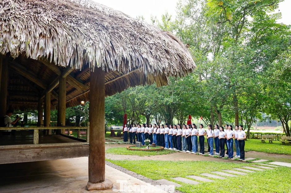 Các cô gái Hoa hậu Việt Nam nghe chuyện xưa dưới bóng đa Tân Trào Các cô gái Hoa hậu Việt Nam nghe chuyện xưa dưới bóng đa Tân Trào
